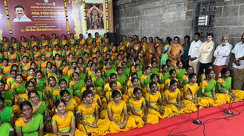 கந்த சஷ்டி விழாவையொட்டி சென்னை வடபழனி ஆண்டவா் கோயிலில் வெள்ளிக்கிழமை நடைபெற்ற கொளத்தூா் கபாலீஸ்வரா் கலை மற்றும் அறிவியல்  கல்லூரி, காஞ்சிபுரம் ஏகாம்பரநாதா் மெட்ரிக். பள்ளியைச் சோ்ந்த 108 மாணவிகளின் கந்த சஷ்டி பாராயணம் நிகழ்ச்சியைத் தொடங்கி வைத்த அமை