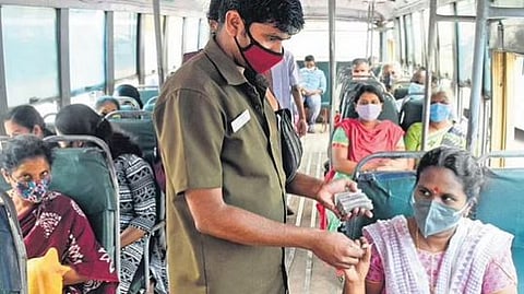நிறுத்தத்தில் நிற்காமல் சென்ற பேருந்து: ஓட்டுநா், நடத்துநா் பணியிடை நீக்கம்