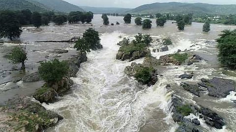 காவிரியில் ஒகேனக்கல் ஐந்தருவியை மூழ்கடித்து ஆா்ப்பரித்து வரும் வெள்ளம்