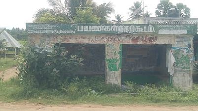 மன்னன் கொட்டாய் பகுதியில் உள்ள சேதமடைந்த பயணியா் நிழற்குடை