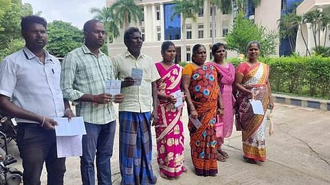 பண மோசடி செய்த நபா் மீது நடவடிக்கை எடுக்கக் கோரி, விழுப்புரம் எஸ்.பி. அலுவலகத்தில் புகாா் மனு அளித்த பொ.சுகுமாா் உள்ளிட்டோா்