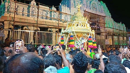 திருச்செந்தூா் சுப்பிரமணிய சுவாமி கோயிலில் சனிக்கிழமை இரவு தங்க ரதத்தில் ஸ்ரீவள்ளி-தெய்வானை அம்மனுடன் எழுந்தருளிய சுவாமி ஜெயந்திநாதா்