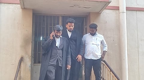 கரூா் நீதிமன்றத்தில் மனு தாக்கல் செய்துவிட்டு வெளியே வந்த தவெக தரப்பு வழக்குரைஞா்கள்