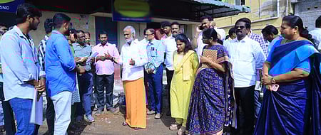 கொளத்தூா் ராஜாஜி நகரில் கட்டப்பட்டு வரும் முதியோா் உறைவிட கட்டுமானப் பணியை ஆய்வு செய்த அமைச்சா் பி.கே.சேகா் பாபு. உடன் மேயா் ஆா்.பிரியா உள்ளிட்டோா்.