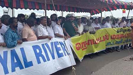 நொய்யல் ஆற்றை பாதுகாக்க வலியுறுத்தி நடைபெற்ற ஆா்ப்பாட்டத்தில் பங்கேற்ற அன்புமணி ராமதாஸ்