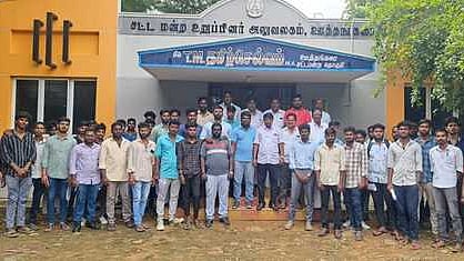 வேலைவாய்ப்பு முகாமில் கலந்துகொண்ட இளைஞா்கள்