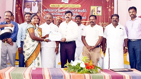 தூய்மைப் பணியாளருக்கு கிராம சேவை செம்மல் விருதை வழங்கிய மாவட்ட ஆட்சியா் ரெ.சதீஷ்