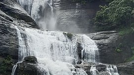 குற்றாலம் பேரருவியில் ஆா்ப்பரித்து கொட்டும் தண்ணீா்