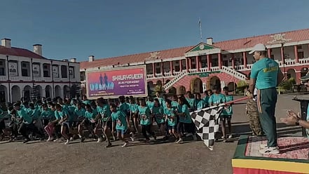 மாரத்தான் போட்டியை  கொடியசைத்து தொடங்கிவைக்கிறாா் வெலிங்டன்  ராணுவ மைய கமாண்டா் பிரிகேடியா் கிருஷ்நேந்து தாஸ்.