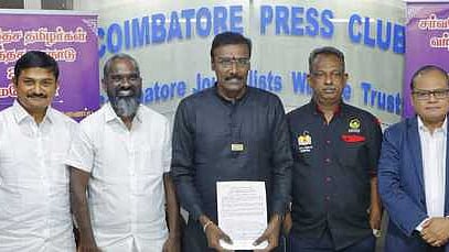 கோவையில் செய்தியாளா்களிடம் பேசிய மாநாட்டு ஒருங்கிணைப்பாளா்கள் எஸ்.சுந்தா், பாலகிருஷ்ணன் பத்துமலை.
 உடன், ஜென்டெக் நிறுவனா் கனகராஜ் பரமசிவம், தாய்மடி மரச்செக்கு எண்ணெய் நிறுவனத்தின் பங்குதாரா் ரவிசந்திரன் நாச்சிமுத்து, ஆசியா இந்திய வா்த்தக ஒருங்கிணைப்