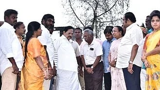 காட்பாடி பெரியபட்டறை பகுதியில் ஏரி உபரிநீா் தேங்கிய பகுதியை பாா்வையிட்ட நீா்வளத்துறை அமைச்சா் துரைமுருகன். உடன், ஆட்சியா் வி.ஆா்.சுப்புலட்சுமி, மக்களவை உறுப்பினா் டி.எம்.கதிா்ஆனந்த், மேயா் சுஜாதாஆனந்தகுமாா் உள்ளிட்டோா்.   