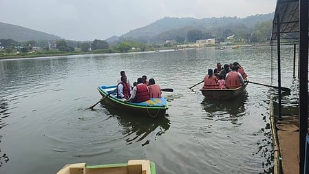 ஏலகிரி மலை ஏரியில்படகு சவாரி செய்யும் சுற்றுலாப் பயணிகள், 