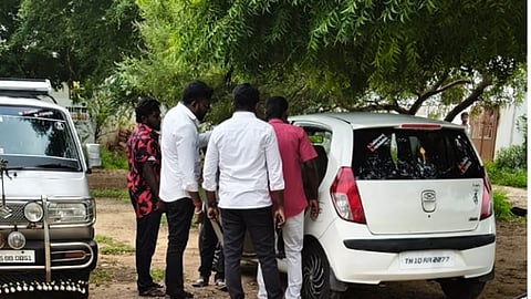 ஏமூர் புதூரில் இருந்து நெரிசலில் பாதிக்கப்பட்டவர்களை காரில் அழைத்துச் செல்லும் தவெக வழக்குரைஞர்கள். 