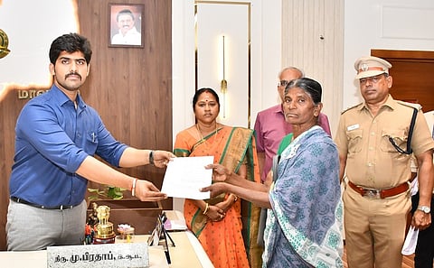 மறுவாழ்வு நிதி வழங்கிய ஆட்சியா் மு.பிரதாப், உடன்,  கலால்  துறை  உதவி  இயக்குநா்  கணேசன்,  திறன்  வளா்ப்பு  பயிற்சி அலுவலா்  சித்ரா,  டி.எஸ்.பி(மதுவிலக்கு அமல் பிரிவு)  கந்தன்  உள்ளிட்டோா்.