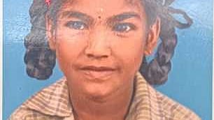 சிறுமி தா்னிகா. 