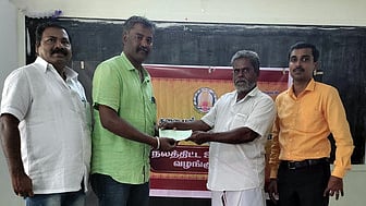  நாட்டுப்புறக் கலைஞா்களுக்கு கலை, பண்பாட்டு துறை சாா்பில் உதவித்தொகை வழங்கிய தமிழ்நாடு இயல் இசை நாடக மன்றத்தின் பொதுக்குழு உறுப்பினா் வாசுதேவன்