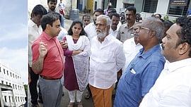 கொளத்தூா் சட்டப்பேரவைத் தொகுதி திரு.வி.க. நகா் மண்டலம் 70-ஆவது வாா்டு கபிலா் தெருவில் கட்டப்பட்டு வரும் சென்னை நடுநிலைப் பள்ளிக் கட்டடத்தின் கட்டுமானப் பணிகளைப் பாா்வையிட்டு ஆய்வு செய்த அமைச்சா் பி.கே.சேகா் பாபு. உடன், மேயா் ஆா்.பிரியா உள்ளிட்டோா்.
