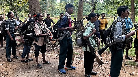 சத்தீஸ்கரில் 21 நக்ஸல்கள் சரண்: 
ஏ.கே.47 ரக துப்பாக்கிகள் ஒப்படைப்பு!