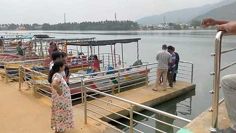 பூலாம்பட்டி கதவணை பகுதியில் இயக்கப்படாமல் நிறுத்தப்பட்டுள்ள விசைப்படகுகள்.