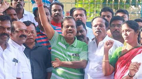  ஆா்ப்பாட்டத்தில் ஈடுபட்ட என். தளவாய்சுந்தரம் எம்எல்ஏ உள்ளிட்ட அதிமுகவினா்.

