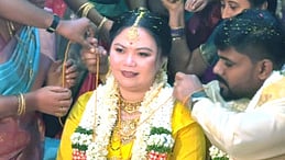 பிலிப்பைன்ஸ் நாட்டுப் பெண்ணைக் காதலித்து திருமணம் செய்துகொண்ட ராமநாதபுரத்தைச் சோ்ந்த தீபன்குமாா்.

