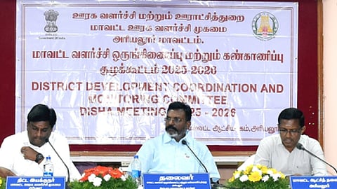 அரியலூரில் திங்கள்கிழமை நடைபெற்ற கூட்டத்தில் பேசிய  தொல். திருமாவளவன் எம்பி.  உடன் மாவட்ட  ஆட்சியா் பொ. ரத்தினசாமி, எம்எல்ஏ கு. சின்னப்பா உள்ளிட்டோா்.