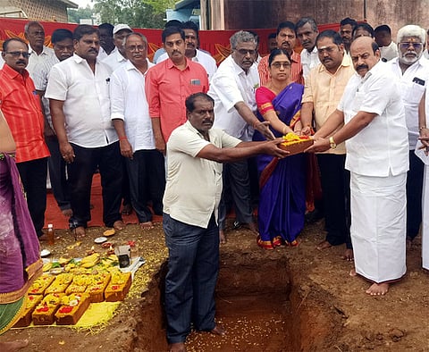 மாதனூா் வட்டார வளா்ச்சி அலுவலகக் கட்டடம் கட்ட அடிக்கல் நாட்டிய எம்எல்ஏ அ.செ. வில்வநாதன்.