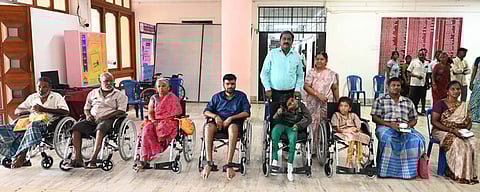  திருவண்ணாமலை ஆட்சியா் அலுவலகத்தில் நடைபெற்ற குறைதீா் கூட்டத்தில் மாற்றுத்திறனாளிகளுக்கு சக்கர நாற்காலிகளை வழங்கிய மாவட்ட ஆட்சியா் க.தா்பகராஜ். 