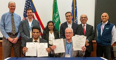 புரிந்துணா்வு ஒப்பந்தத்தில் கையொப்பமிட்ட  அப்ஸ்டேட் மருத்துவப் பல்கலைக்கழகத்தின் துணைத் தலைவா் டேவிட் சி. ஆம்பொ்க், வேலூா் விஐடி பல்கலைக்கழகத்தின் துணைத் தலைவா் சேகா் விசுவநாதன். உடன், அப்ஸ்டேட் மருத்துவ பல்கலைக்கழகத்தின் மருத்துவ முதல்வா் லாரன்ஸ் ச