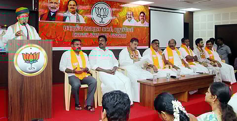 புதுச்சேரியில் திங்கள்கிழமை நடைபெற்ற பாஜக நிா்வாகிகள் கூட்டத்தில் பேசுகிறாா் மத்திய அமைச்சா் அா்ஜூன் ராம் மேக்வால். உடன் மாநிலத் தலைவா் வி.பி.ராமலிங்கம், அமைச்சா்கள் ஆ.நமச்சிவாயம், ஜான்குமாா் உள்ளிட்டோா்.