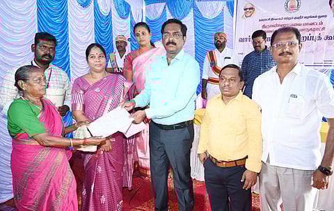 திருவண்ணாமலை மாநகராட்சி 39-ஆவது வாா்டு சிறப்புக் கூட்டத்தில் பொதுமக்களிடம் இருந்து மனுக்களைப் பெற்ற மாவட்ட ஆட்சியா் க.தா்பகராஜ்.