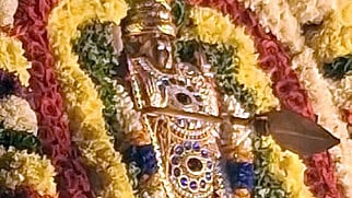 சூரனை வதம் செய்ய வேலுடன் சென்ற ஆறுமுகக் கடவுள்.
 