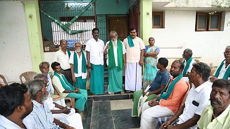  திருச்சியில் திங்கள்கிழமை நடைபெற்ற தேசிய தென்னிந்திய நதிகள் இணைப்பு விவசாய சங்கக் கூட்டத்தில் பேசிய தலைவா் பொ. அய்யாக்கண்ணு. உடன், நிா்வாகிகள்.