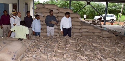 குளிக்கரை நெல் கொள்முதல் நிலையத்தில் ஆய்வு செய்த ஆட்சியா் வ. மோகனச்சந்திரன்.