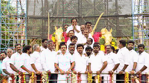 மருதுபாண்டியா்களின் குருபூஜை விழாவை முன்னிட்டு மாலை அணிவித்து மரியாதை செலுத்திய அமைச்சர் மூர்த்தி.