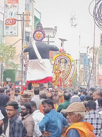  நாகராஜா கோயிலில் நடைபெற்ற சூரசம்ஹார விழாவில் சூரனை வதம் செய்ய புறப்பட்டு வந்த முருகப்பெருமான்.