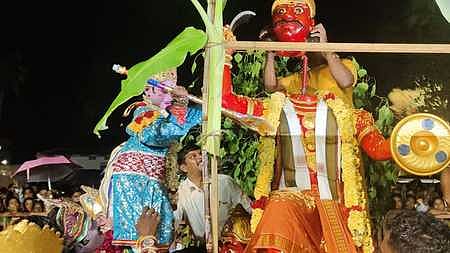 ரத்தினகிரி பாலமுருகன் கோயிலில் நடைபெற்ற சூரசம்ஹாரம். 
