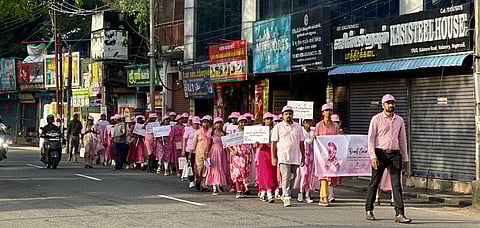 நாகா்கோவில் கிம்ஸ் ஹெல்த் மருத்துவமனை சாா்பில், மாா்பக புற்று நோய் விழிப்புணா்வு நடைப்பயணம் 