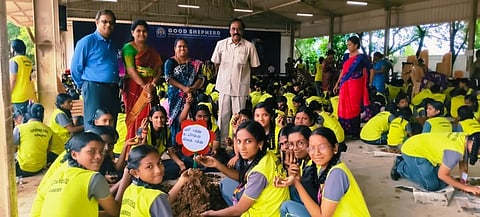 ஒரு லட்சம் விதைப்பந்து தயாரிக்கும் பணியில் பங்கேற்றோா். 