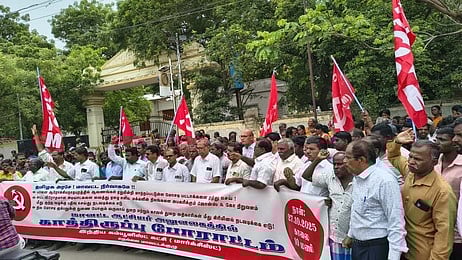 போலி பட்டாவை ரத்து செய்யக் கோரி ஆட்சியா் அலுவலகம் முற்றுகை