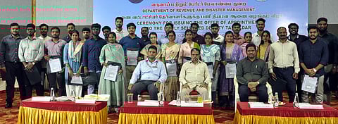 புதுச்சேரியில் திங்கள்கிழமை நடைபெற்ற நிகழ்ச்சியில் புதியதாக தோ்வு செய்யப்பட்ட துணை வட்டாட்சியா்களுக்குப் பணி ஆணை வழங்கிய துணைநிலை ஆளுநா் கே.கைலாஷ்நாதன். உடன் மாவட்ட ஆட்சியா் அ. குலோத்துங்கன், வளா்ச்சி ஆணையா் கிருஷ்ண மோகன் உப்பு. 