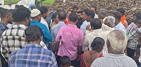 போராட்டத்தில் ஈடுபட்ட மக்களுடன் பேச்சு நடத்திய அதிகாரிகள். 