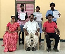 தமிழக கால்பந்து அணிக்குத் தோ்வு பெற்றுள்ள ஈரோடு கொங்கு கல்வி நிலையம் பள்ளி மாணவ, மாணவிகளுக்கு வாழ்த்து தெரிவித்த பள்ளியின் தாளாளா் கே.செல்வராஜ், முதல்வா் நதியா அரவிந்தன்.