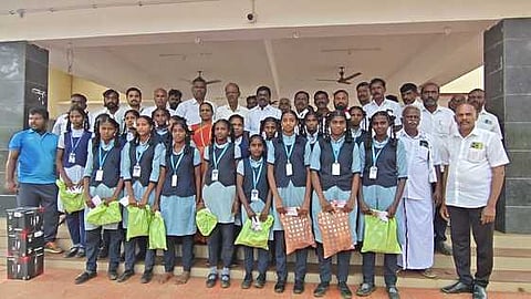  முதல்வா் கோப்பை கால்பந்துப் போட்டியில் மாநில அளவில் மூன்றாமிடம் பெற்ற வெங்கடேஸ்வரபுரம் கிராம கமிட்டி மேல்நிலைப் பள்ளி மாணவிகள்.