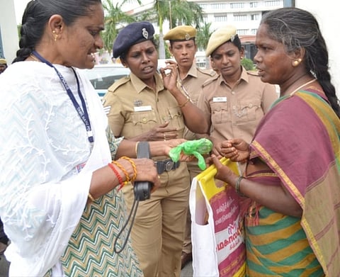 சேலம் ஆட்சியா் அலுவலக நுழைவாயிலில் கஞ்சாவுடன் பிடிபட்ட பெண்ணிடம் விசாரணை நடத்திய அதிகாரிகள். 