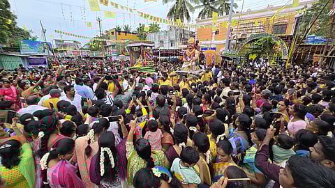  ராமேசுவரம் மேலரத வீதியில் திங்கள்கிழமை நடைபெற்ற சூரனை முருகன் வதம் செய்த நிகழ்வு.