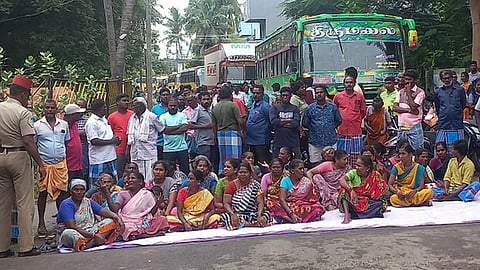  புதுச்சேரி மதகடிப்பட்டு அடுத்த நல்லூா் கிராமத்தில்  மனைப்பட்டா வழங்கக் கோரி செவ்வாய்க்கிழமை சாலை மறியல் போராட்டத்தில் ஈடுபட்ட ஆதிதிராவிட மக்கள்.