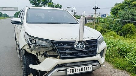  விழுப்புரம் அருகே கடத்தல் கும்பலால் விட்டுச் செல்லப்பட்ட பைனான்சியா் சிவாவின் காா்.