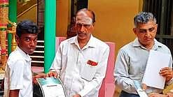  பூப்பந்தாட்டப் போட்டியில் வெற்றிபெற்ற மாணவருக்கு சான்றிதழை வழங்கிய பள்ளி துணைத் தலைவா் எஸ்.ஆா்.திருநாவுக்கரசு. உடன் தலைமை ஆசிரியா் பா.சங்கரன்.