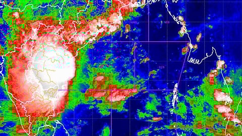 காக்கிநாடாவுக்கு அருகில் கரையைக் கடக்கத் தொடங்கிய ‘மோந்தா' புயல்! 